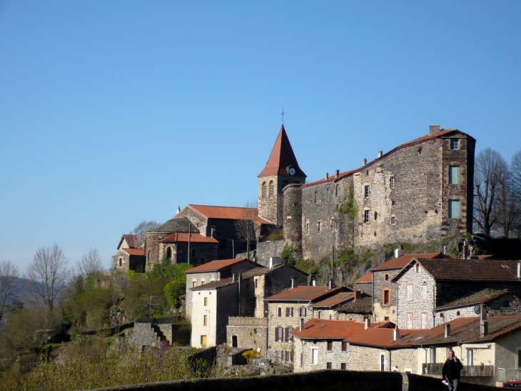 Vue sur le village, le château et l'église. - Saint-Privat-d'Allier