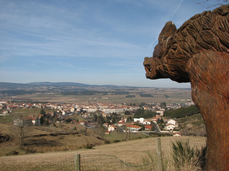 La Bête surveille Saugues et les Monts de La Margeride