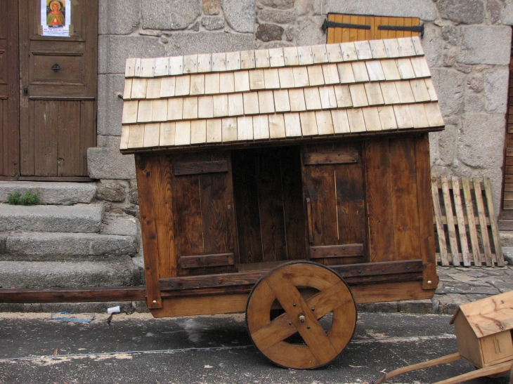 Une Tsabone, ou Cabane de berger itinérant. - Saugues