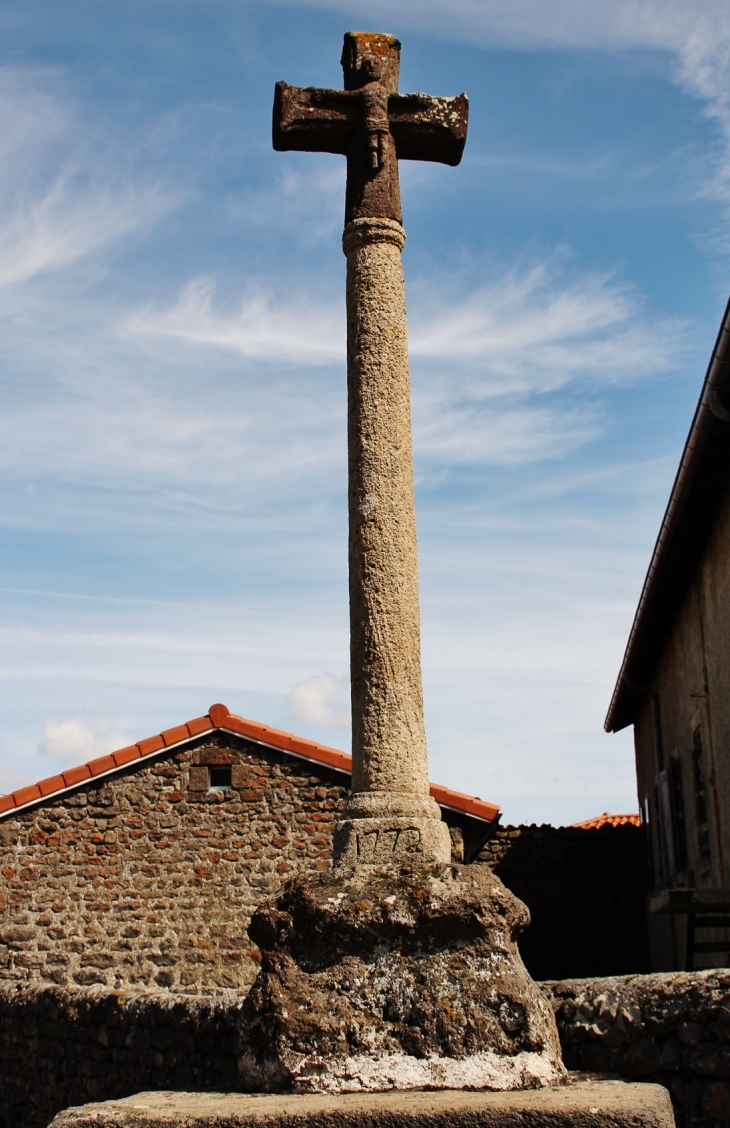 Croix Monumentale - Séneujols