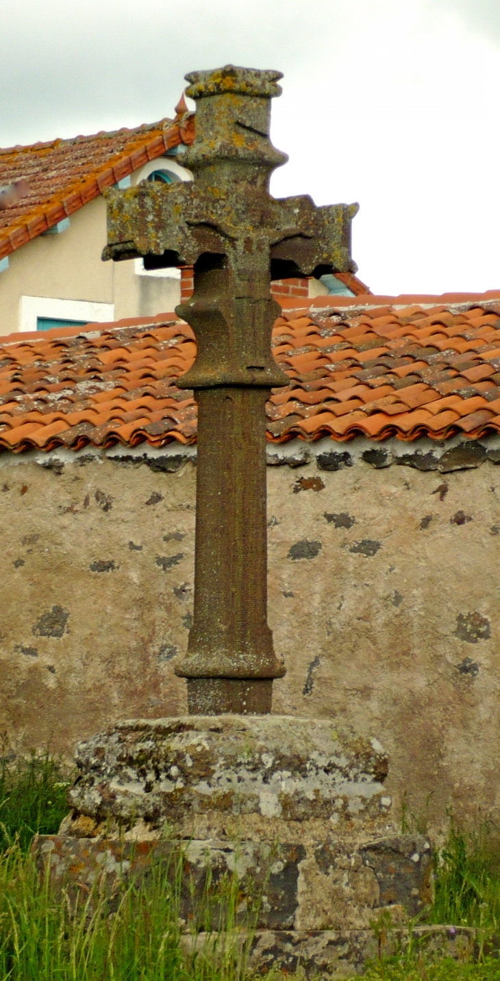 Une Croix - Siaugues-Sainte-Marie