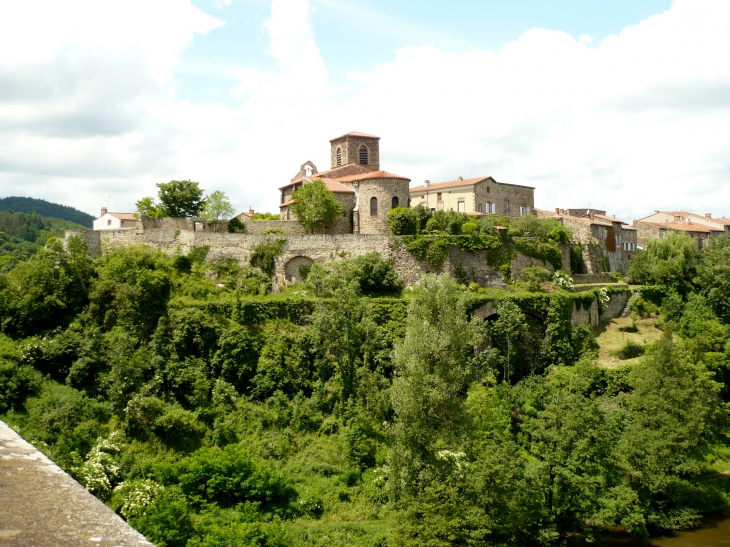 Le Village, vue du pont sur l'Allier. - Vieille-Brioude