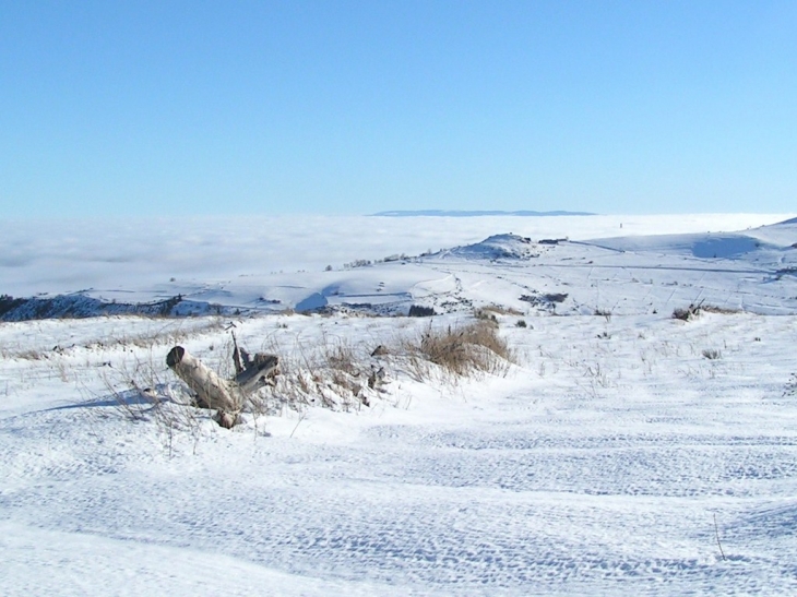 Village le Luguet et la tour cohade émergeant du brouillard - Anzat-le-Luguet