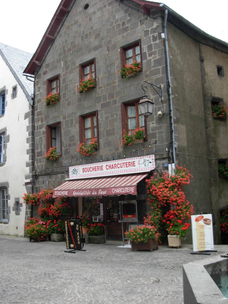 Une maison fleurie à Besse - Besse-et-Saint-Anastaise