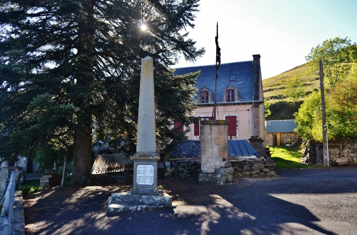 Monument aux Morts - Besse-et-Saint-Anastaise