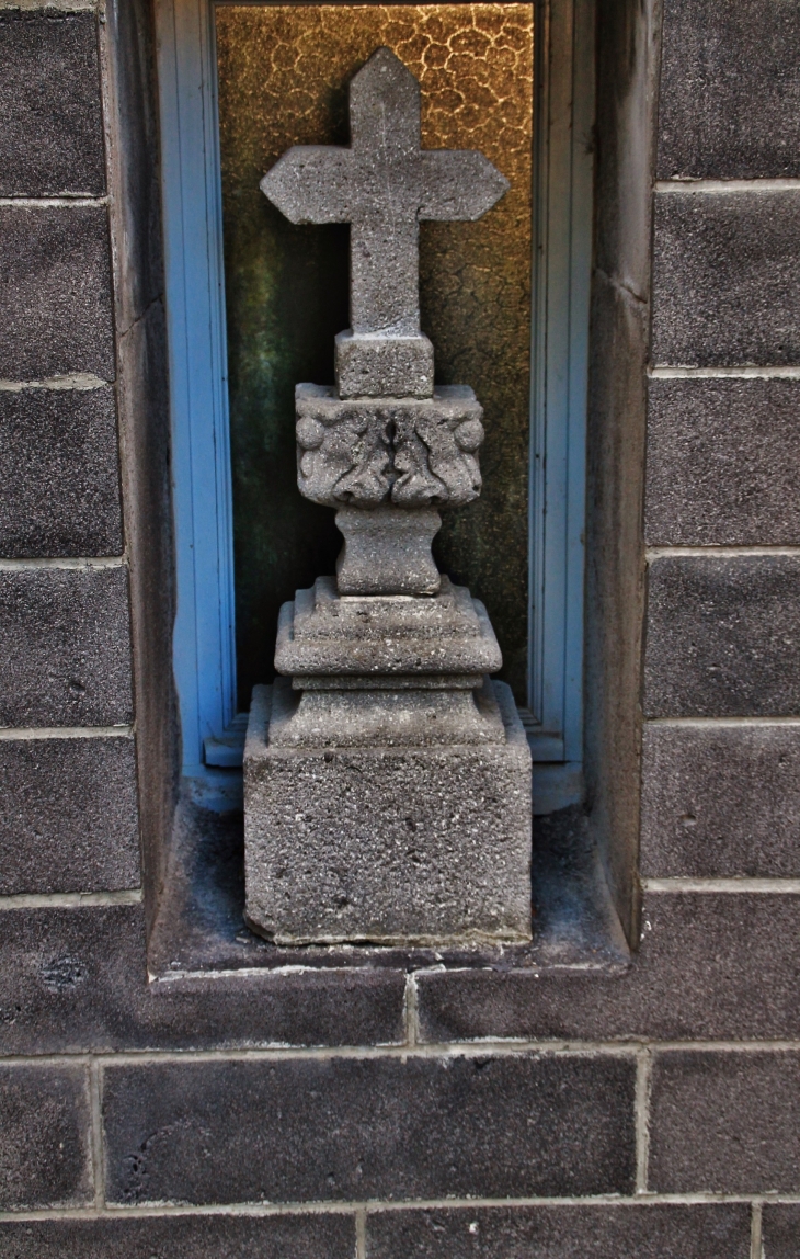 Croix façade de la Médiathèque  - Besse-et-Saint-Anastaise