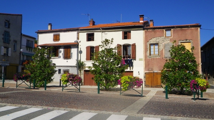 Une place de Blanzat prés de la mairie.