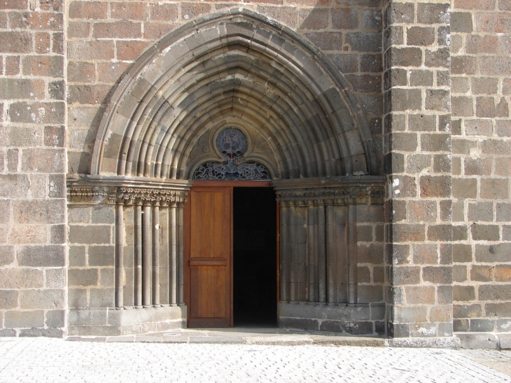 Porche de l'église Sainte Madeleine - Briffons