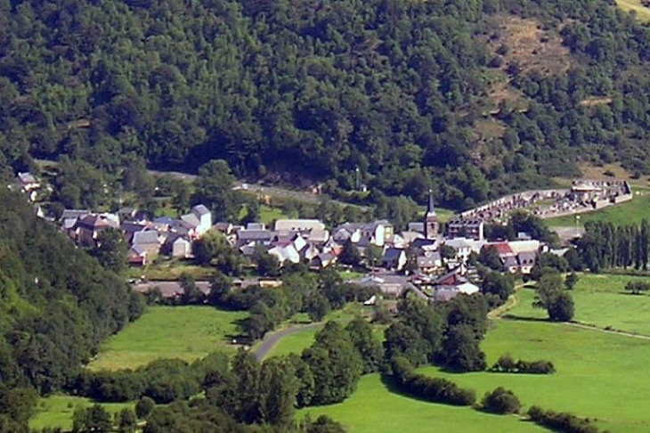 Vue sur le village - Chambon-sur-Lac