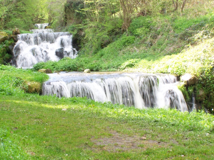 Succession de cascades - chateau de la batisse - Chanonat