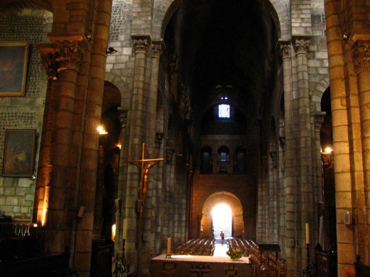 Basilique N.D du Port  - nef - Clermont-Ferrand