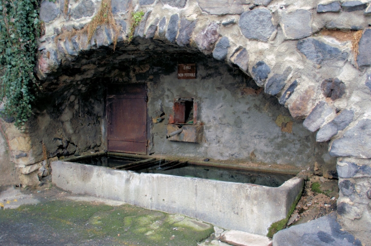 Fontaine sous la rue principale - Corent