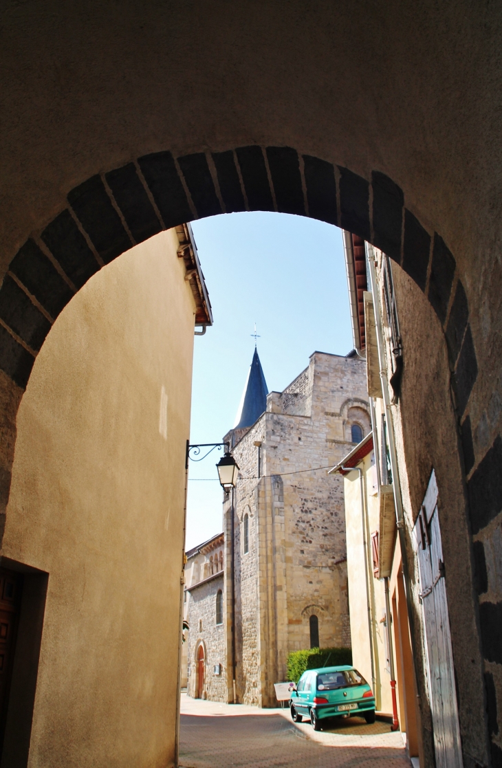 La Porte du Bourg donnant sur L'église St Martin - Cournon-d'Auvergne