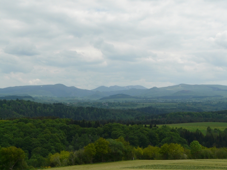 Vue d'Heume l'Eglise sur la Massif du Sancy - Heume-l'Église