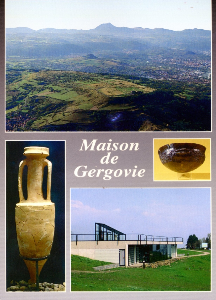 Vue générale du plateau de Gergovie et la chaîne des Puits - Amphore romaine - Vase de l'age du bronze moyen - Maison de Gergovie (carte postale). - La Roche-Blanche