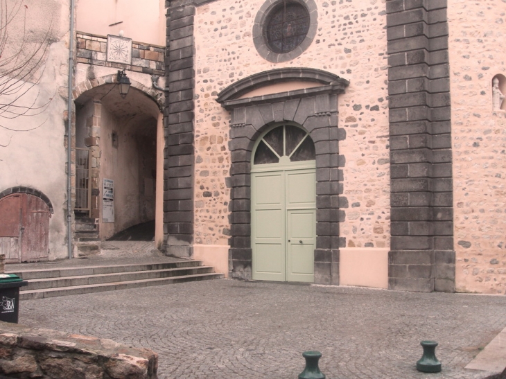 Porte de l'église des Martres de Veyre - Les Martres-de-Veyre