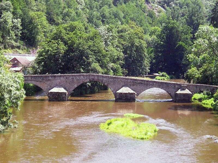 Le pont roman sur la Sioule - Menat