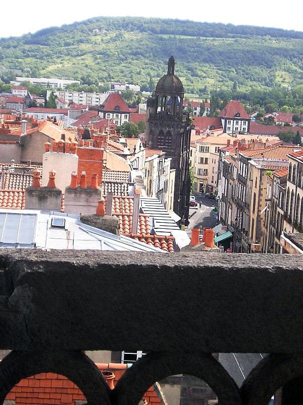 Vue de la tour de l'Horloge : les toits et l'église Notre Dame de Mathuret - Riom
