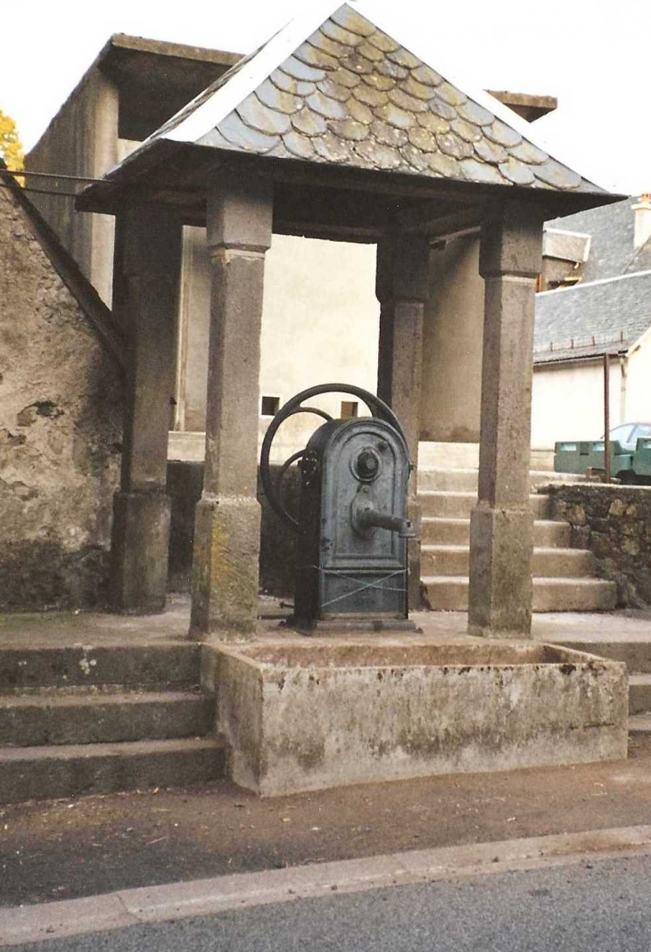 Fontaine de la place - Saint-Genès-Champespe