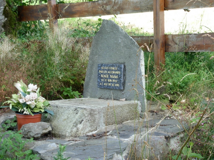 Stèle à la mémoire de Michel Mage Fusillé par les allemands (St Genès fut un haut lieu de la résistance - Saint-Genès-Champespe