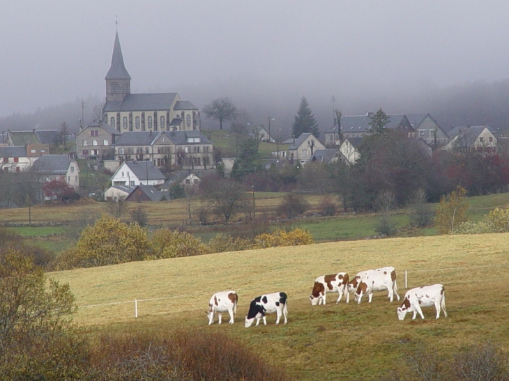 Vue automnale de St Genès - Saint-Genès-Champespe