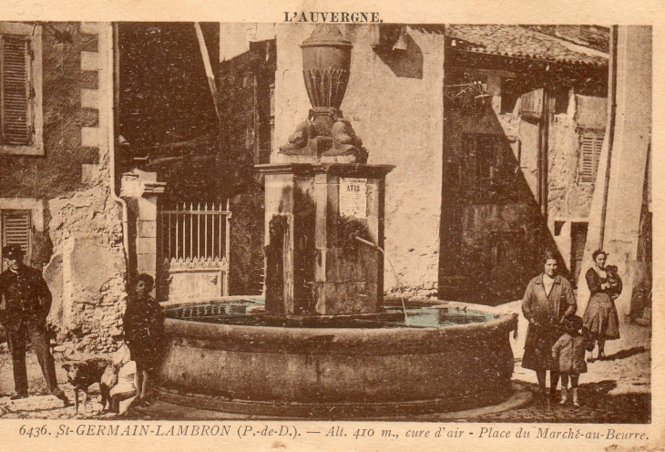 Place des Jardinier avec la fontaine aux dauphins  - Saint-Germain-Lembron