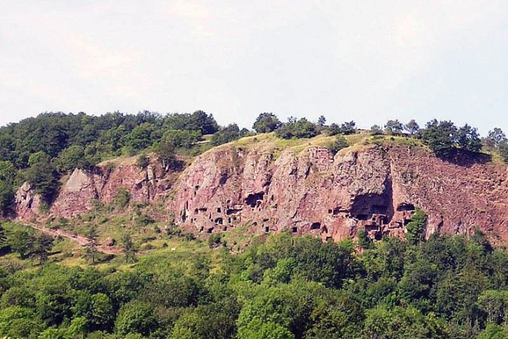 Les grottes de Jonas habitat troglodyte - Saint-Pierre-Colamine