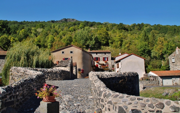 Pont Vieux sur La Couze-Pavin - Saurier