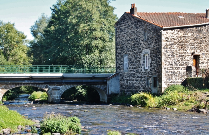 Pont sur La Couze Pavin - Saurier