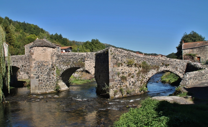 Pont Vieux sur La Couze-Pavin - Saurier