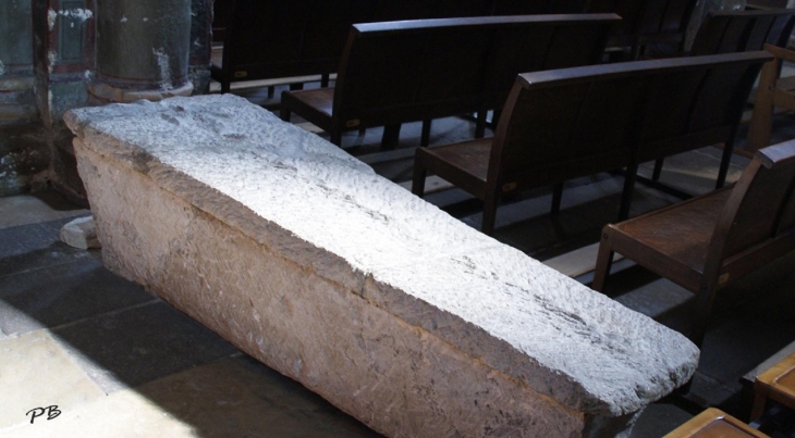 ²église Saint-Limin 11 Em Siècle ( Sarcophage Médiéval ) - Thuret