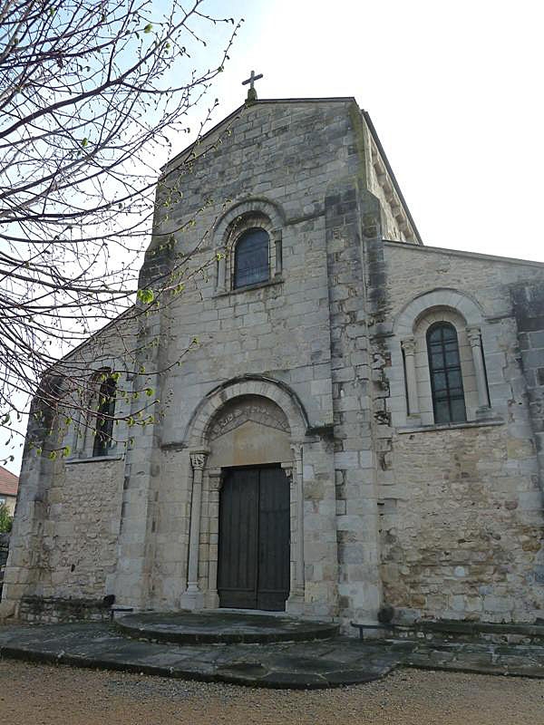 L'entrée de l'église - Thuret