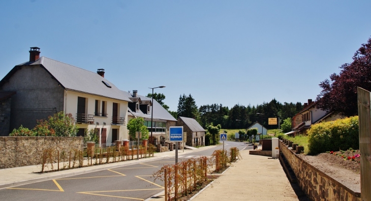 Le Village - Verneugheol