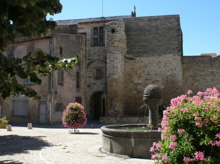 LA FONTAINE - Vic-le-Comte