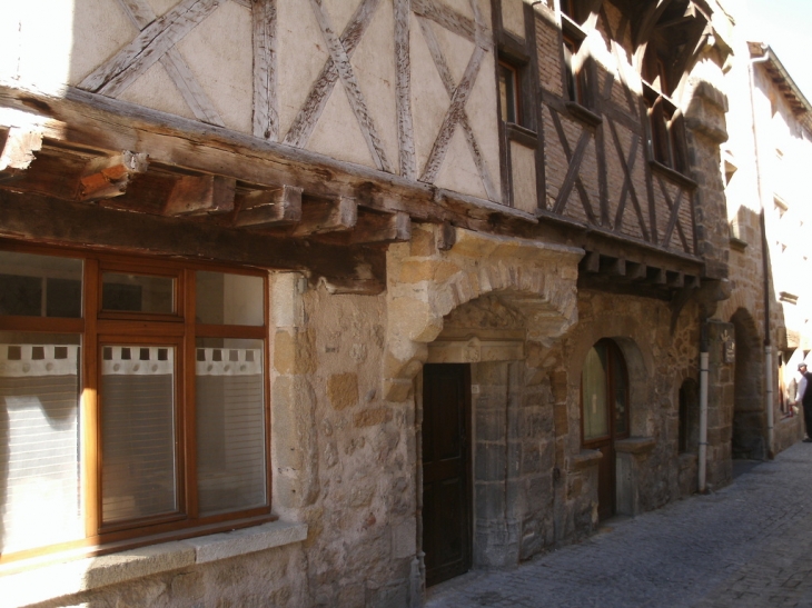 LA MAISON AUX PANS DE BOIS - Vic-le-Comte