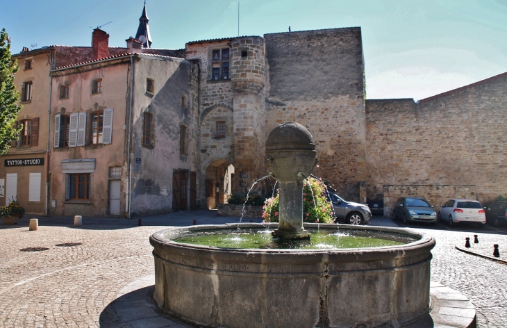 Fontaine Place du Vieux Marché  - Vic-le-Comte