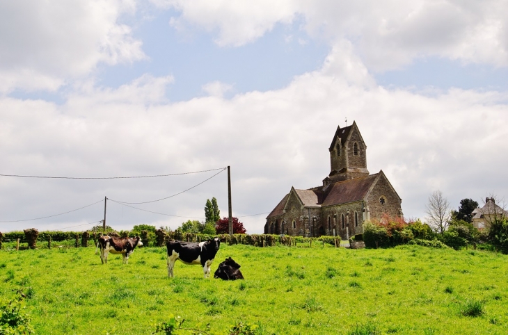 En Patures au fond l'église St Vigor - Amayé-sur-Seulles