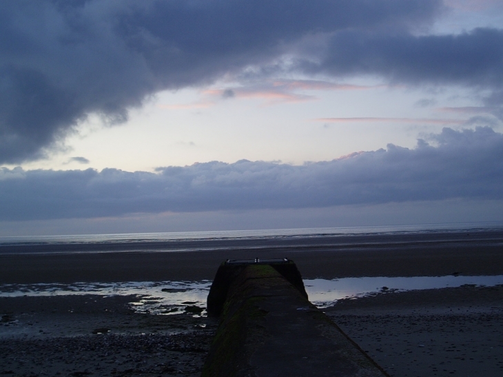 Jetée de la Gronde dans la mer - Asnelles