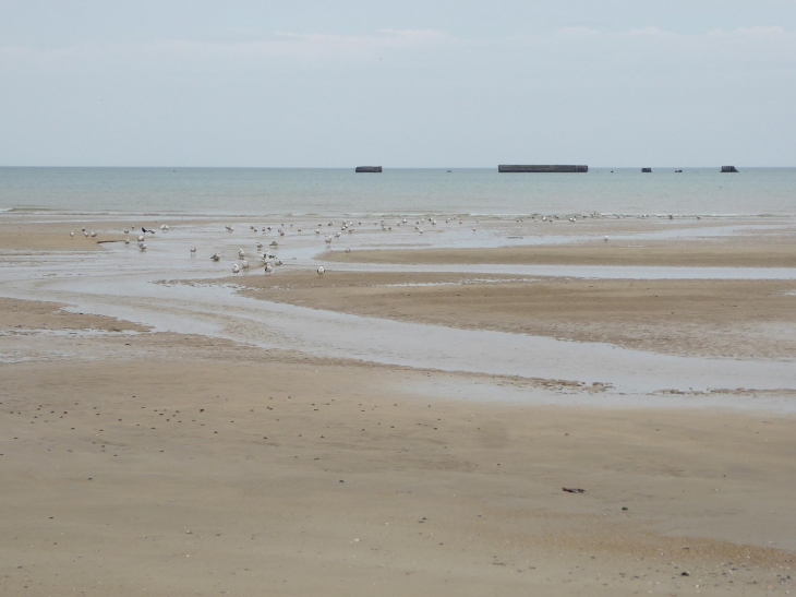 Gold beach : plage de débarquement, vestiges du port artificiel - Asnelles