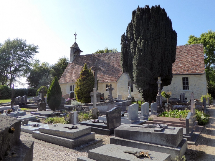 L'église dans son cimetière - Auberville