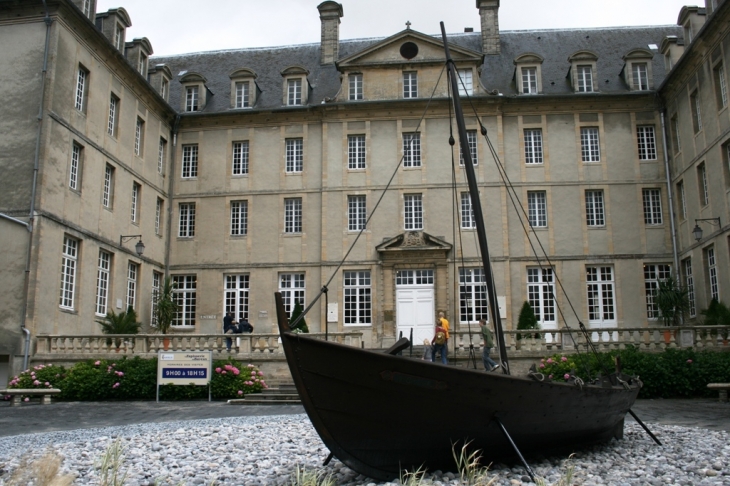 Cour d'entrée du musée de la tapisserie de la reine Mathilde - Bayeux