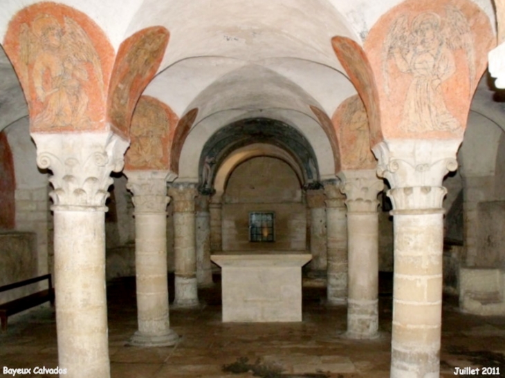 Crypte de la cathédrale de Bayeux  XI eme et peintures du dessus des chapiteaux XV eme siècle