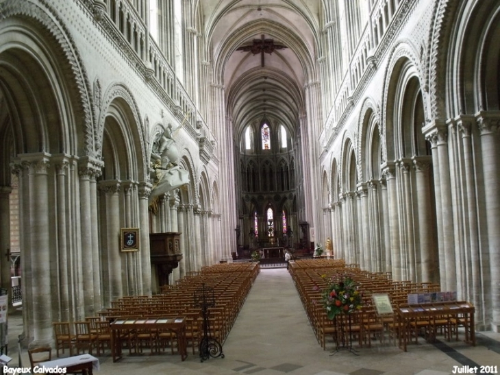 Nef et collateraux de la cathédrale de Bayeux  Xi eme siecle