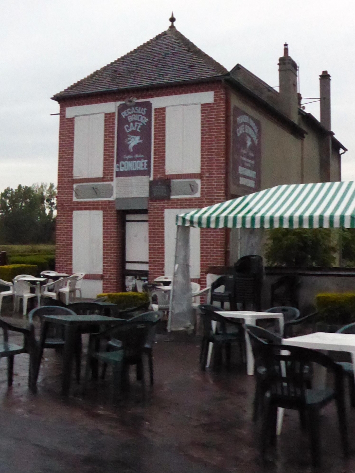 Le café Gondrée haut lieu de la Résistance lors du débarquement - Bénouville