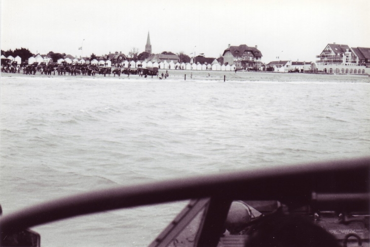 Péniche de débarquement lors du D-DAY + 50 - Bernières-sur-Mer