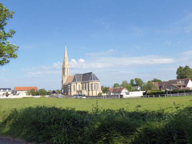 Côté campagne : vue sur l'église - Bernières-sur-Mer