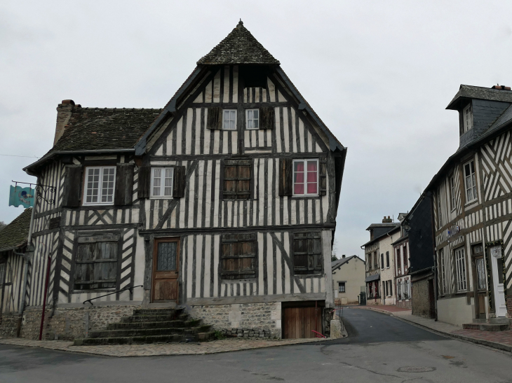 Place de Verdun : l'ancienne auberge du Coq Hardi - Blangy-le-Château