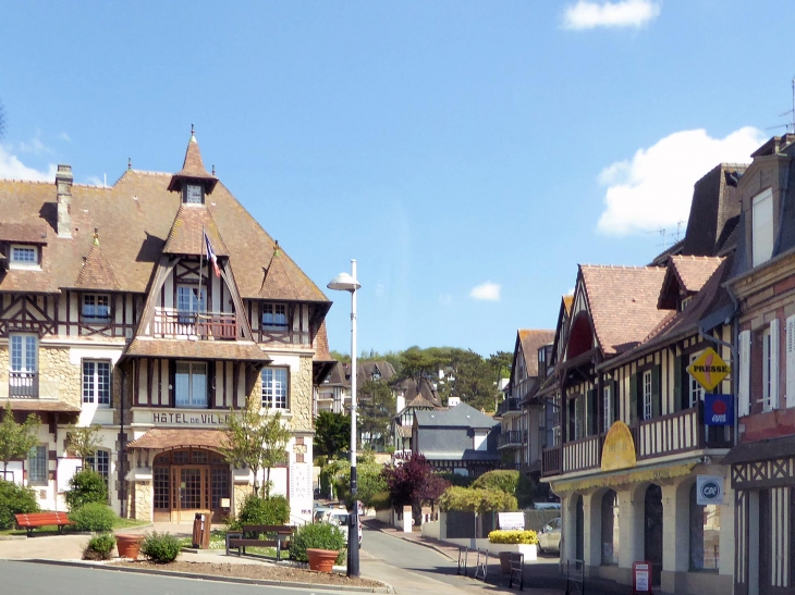 La place de l'hôtel de ville - Blonville-sur-Mer