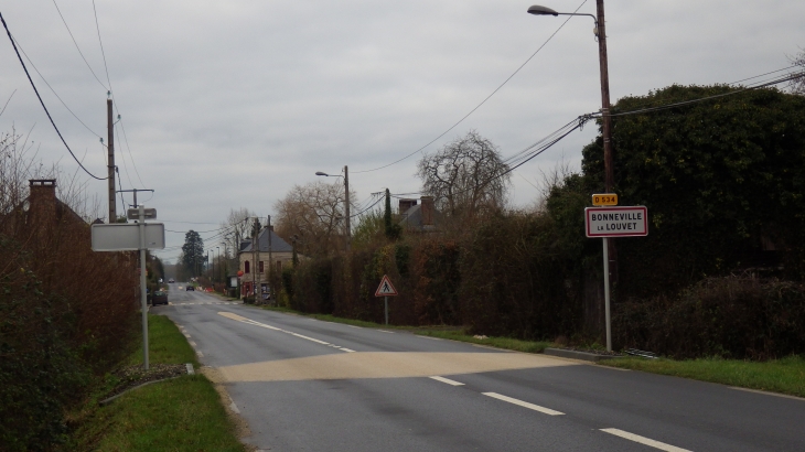 Entrée de Bonneville-la-Louvet en venant de Cormeilles