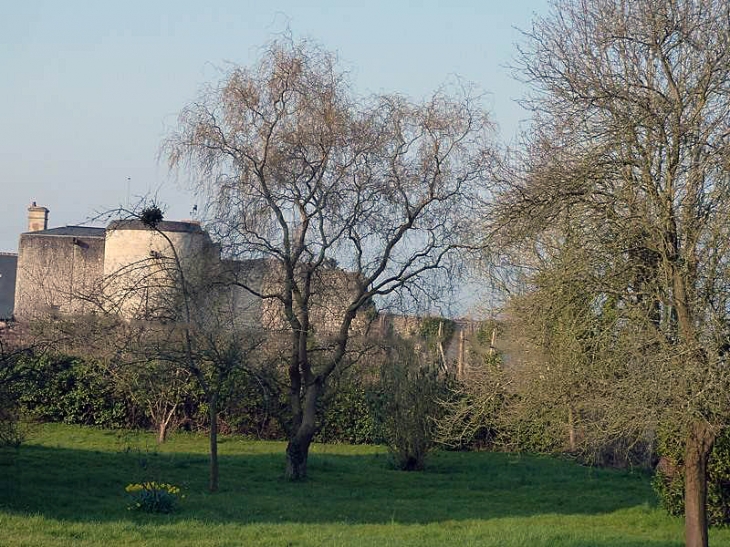 Le château veillant sur le port de Touques - Bonneville-sur-Touques